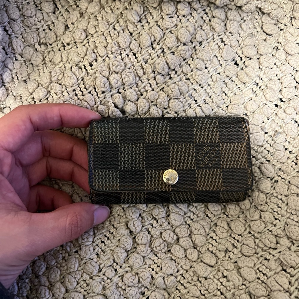 Louis Vuitton 4 key holder (Extremely Used)